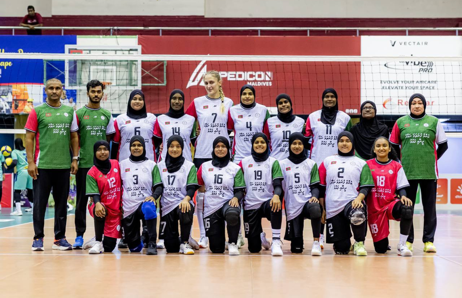 ކ. ހުރާ ވޮލީ ޓީމު: އެ ޓީމު ވަނީ މާލެ އަތުން ސީދާ ތިން ސެޓުން މޮޅު ވެފަ --- ފޮޓޯ: ވީއޭއެމް