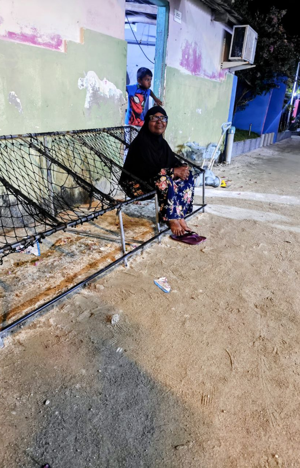 ހައްވައިދީ، އޭނާގެޗގޭގެ ޖޯލީގައި: ދަރިންނަށްޓަކައި އޭނާ ވަނީ މަންމައެއްގެ އިތުރުން ބައްޕައެއްގެ މަގާމު ވެސް އަދާކޮށްފައި.