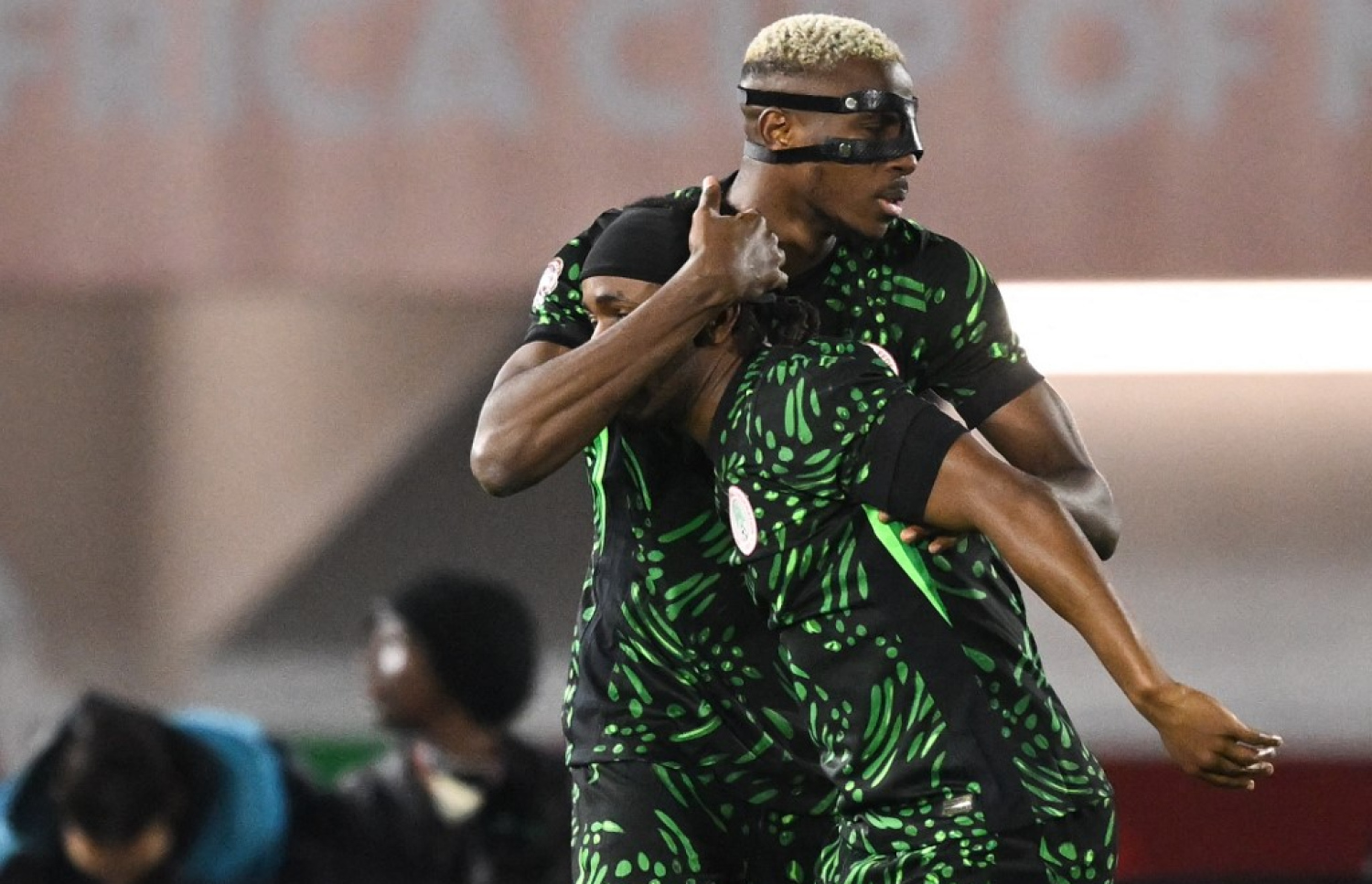 ނައިޖީރިއާގެ އޮސިމްހެން (ޕްރޮޓެކްޓިވް މާސްކް އަޅައިގެން) އާއި އަޑެމޯލާ.-- ފޮޓޯ: އޭއެފްޕީ