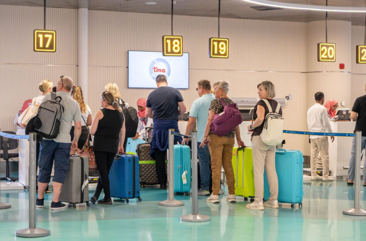 ފުރަތަމަ ތިން ހަފްތާގައި ދޮޅު ލައްކައެއްހާ ޓޫރިސްޓުން