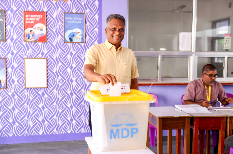 ވާދަވެރި މޭޔަރު ޓިކެޓް އާދަމް އާޒިމް ކާމިޔާބު ކުރައްވައިފި