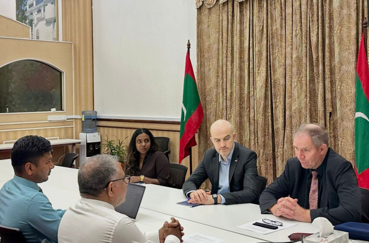 މޫސުމީ ގެއްލުންތަކަށް އެހީ ހޯދުމަށް ޔޫކޭއާއެކު މަޝްވަރާކޮށްފ