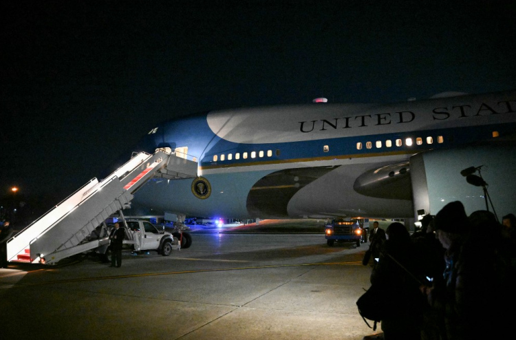 ޓްރަމްޕު ދަތުރުކުރި މަތިންދާބޯޓަށް މައްސަލައެއް ޖެހިއްޖެ