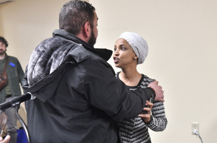 ޓްރަމްޕުގެ ހަމަލާ އަމާޒުވާ އިލްހާންގެ ގަޔަށް ސްޕްރޭ ޖަހައިފި